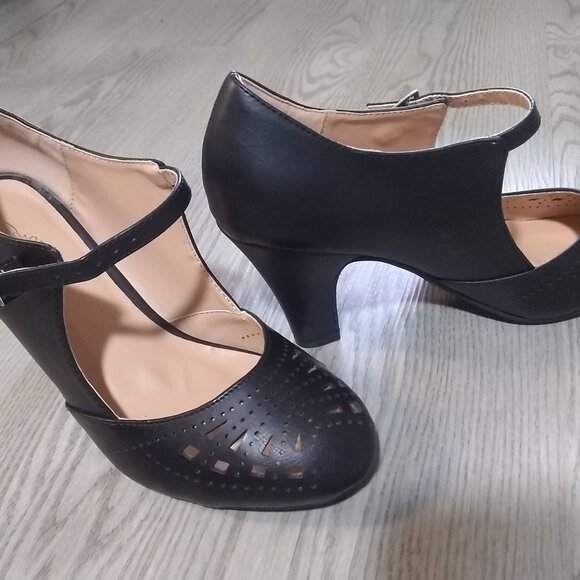 🖤 Journee Collection Elsa Buckle Pump – Black (Size 7, NIB) Rare & Discontinued - Picture 5 of 7